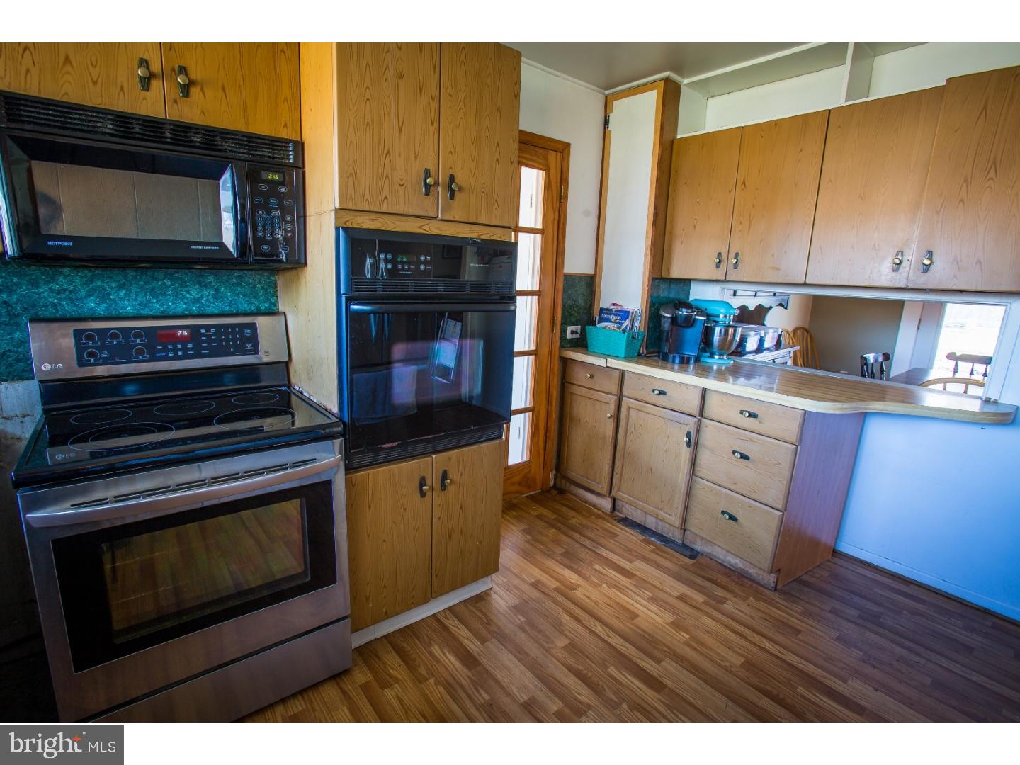 98 Hollow Road Levittown, PA 19056 - Photo 3 of 25 Gallery Image 3
