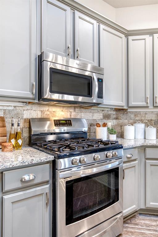 10814 Spring Lake Road Frisco, TX 75035 - Photo 8 of 40 a stove top oven sitting inside of a kitchen