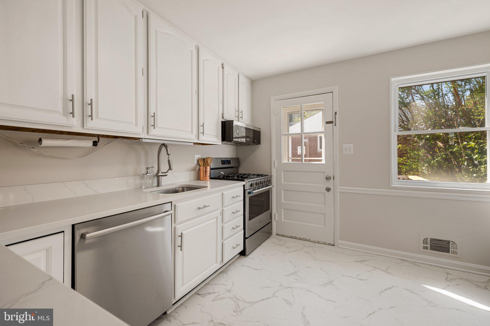 7214 Reservoir Road Springfield, VA 22150 - Photo 4 of 45 Spacious & Bright Updated Kitchen