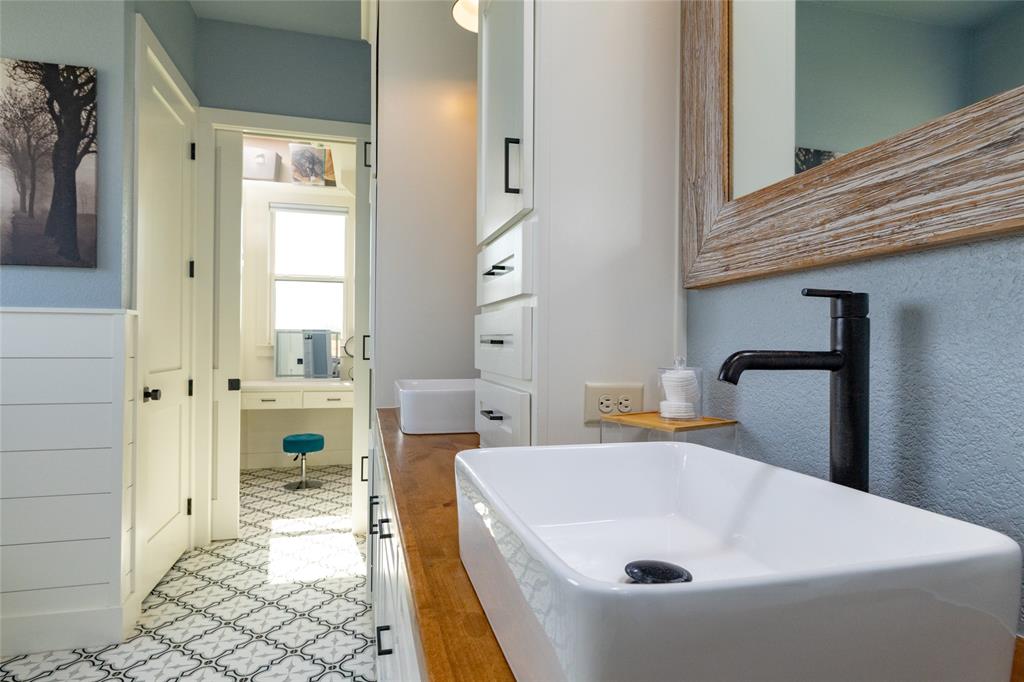 338 County Road 4223 Decatur, TX 76234 - Photo 23 of 37 Primary Bathroom