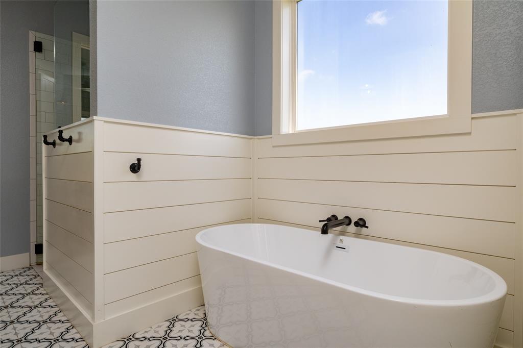 338 County Road 4223 Decatur, TX 76234 - Photo 25 of 37 Primary Bathroom Soaking Tub
