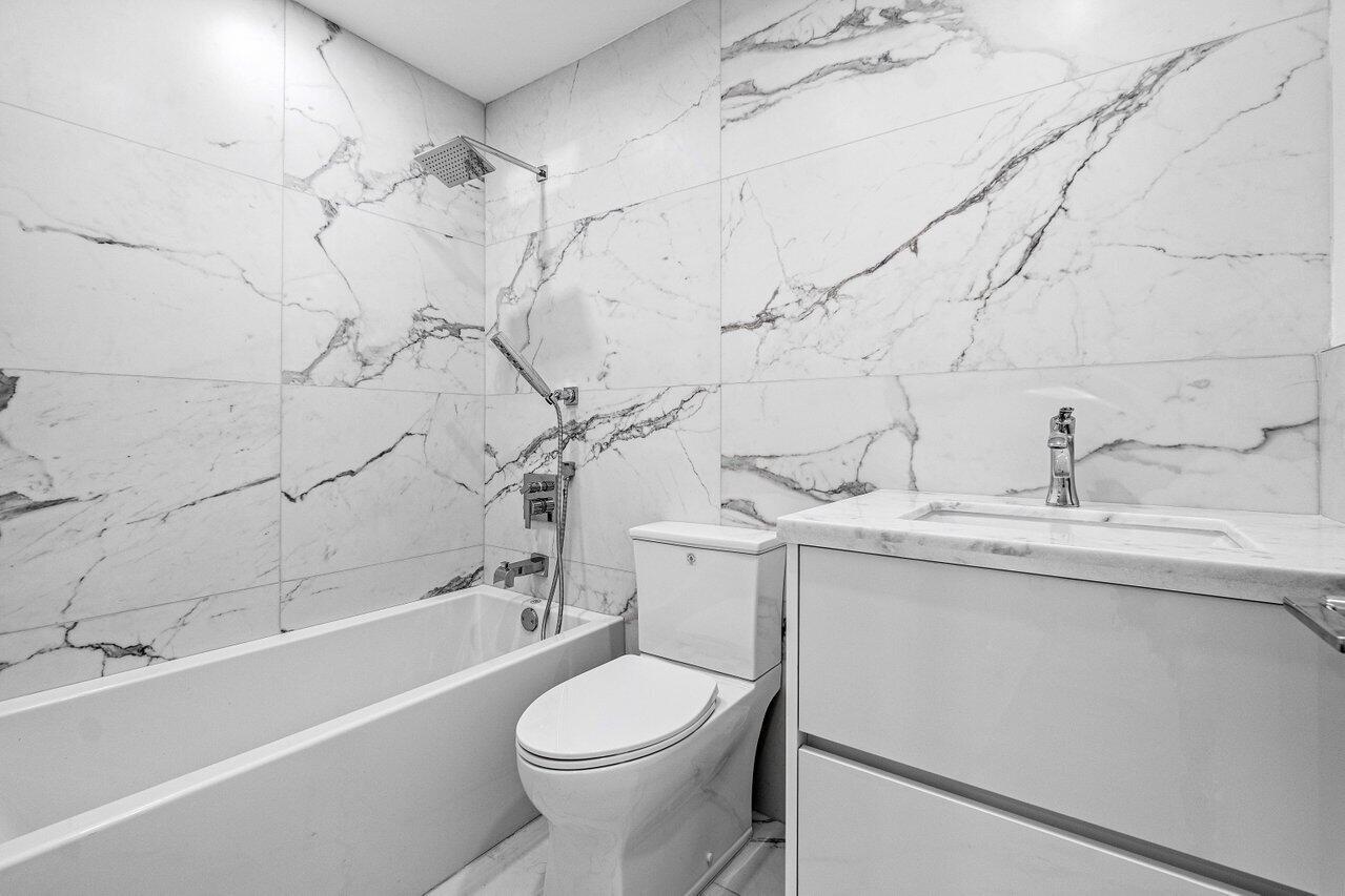 22233 Hollyhock Trail Boca Raton, FL 33433 - Photo 26 of 55 Full Bathroom with Tub