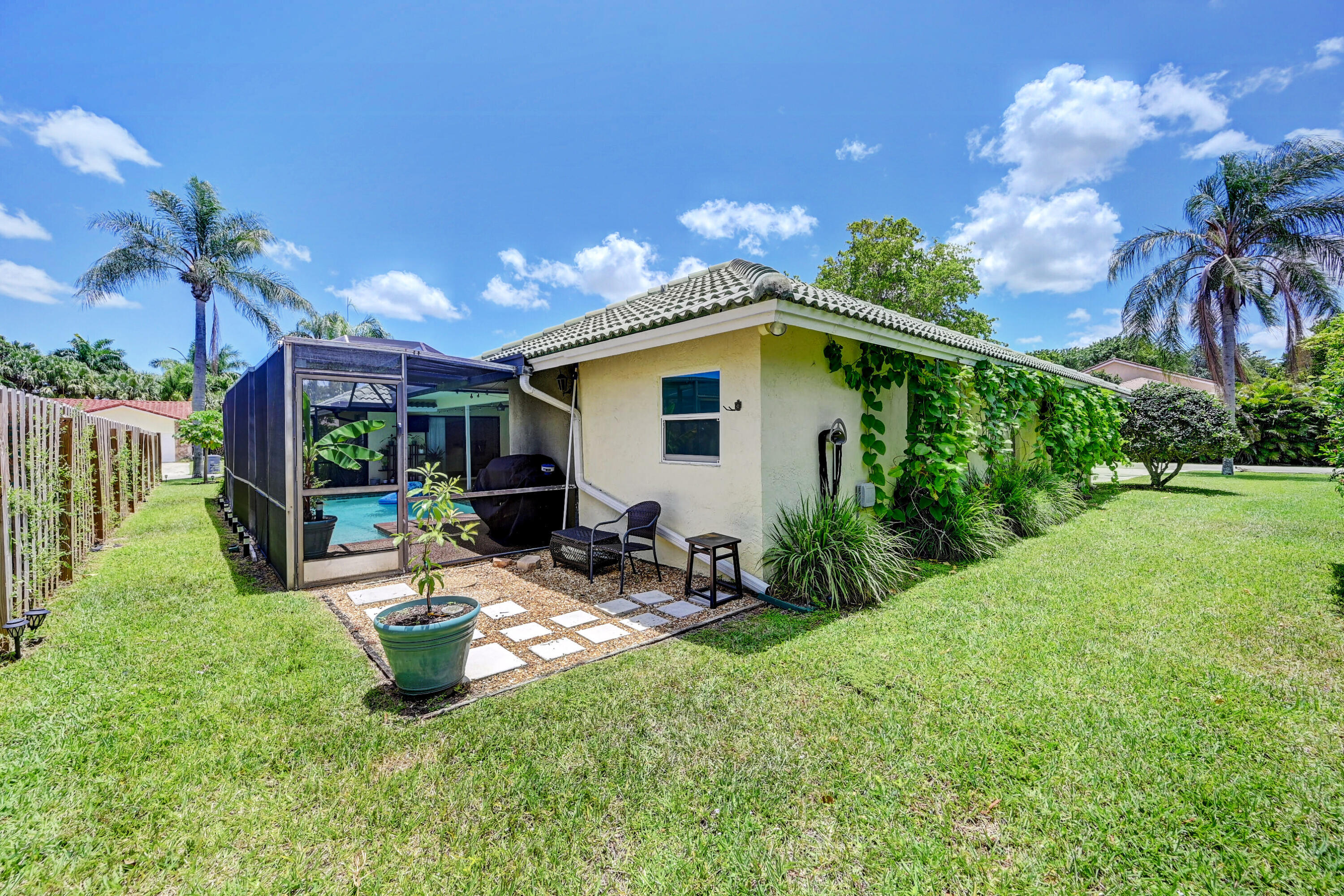 6833 Bianchini Circle Boca Raton, FL 33433 - Photo 37 of 38 SIDE / YARD