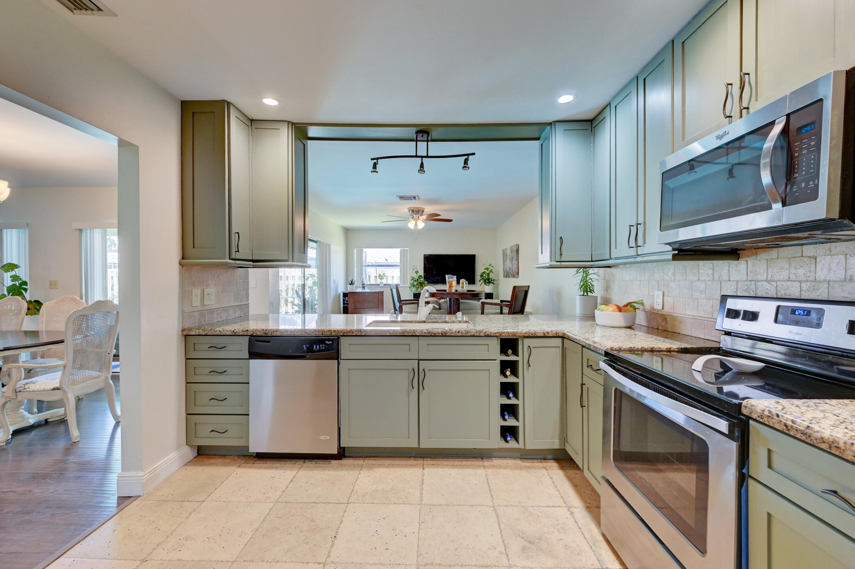 6833 Bianchini Circle Boca Raton, FL 33433 - Photo 10 of 38 KITCHEN