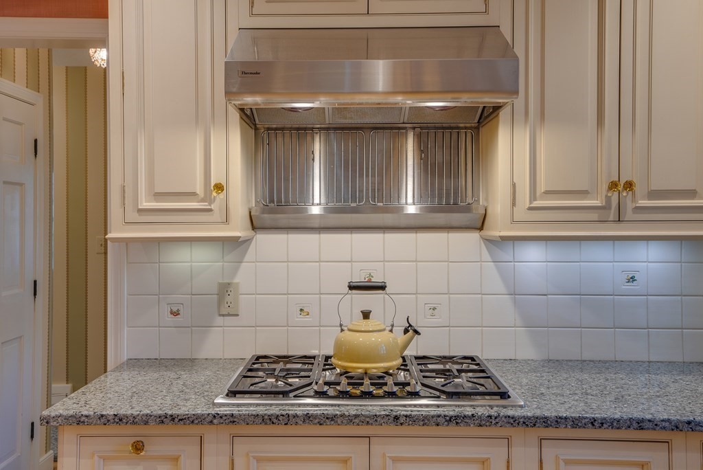 33 Gould Road Bedford, MA 01730 - Photo 3 of 39 Gallery Image 3