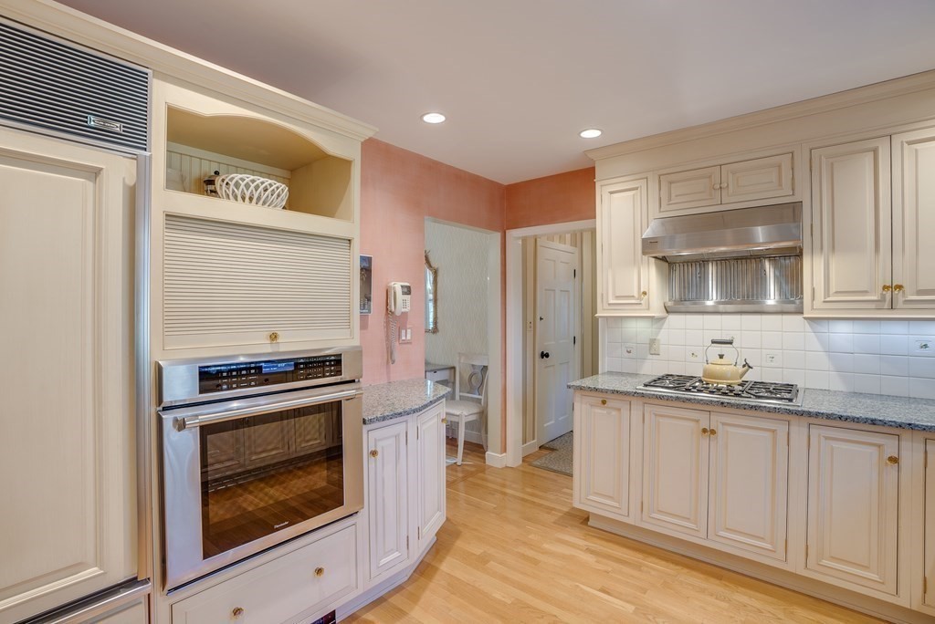 33 Gould Road Bedford, MA 01730 - Photo 5 of 39 Gallery Image 5