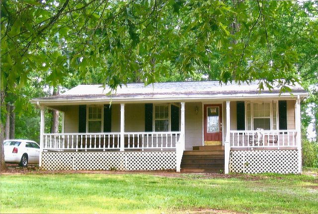31 Anderson Road Forsyth, GA 31029 - Photo 1 of 8 a front view of a house with a garden