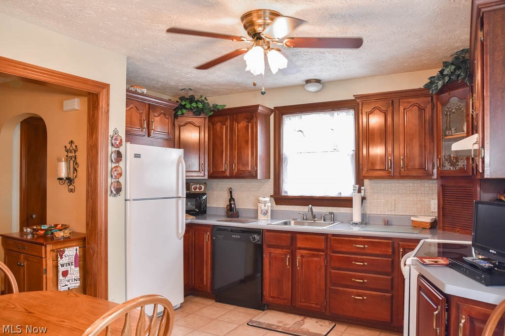 4222 7th Street Northwest Canton, OH 44708 - Photo 4 of 26 Eat-in kitchen with beautiful cabinetry!