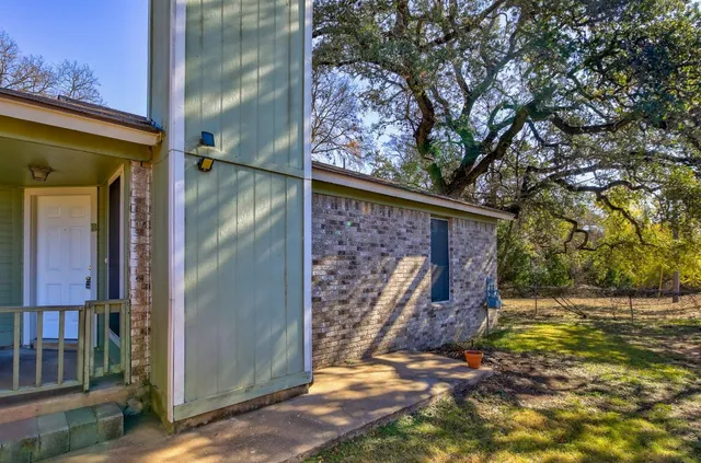 a view of back yard of the house