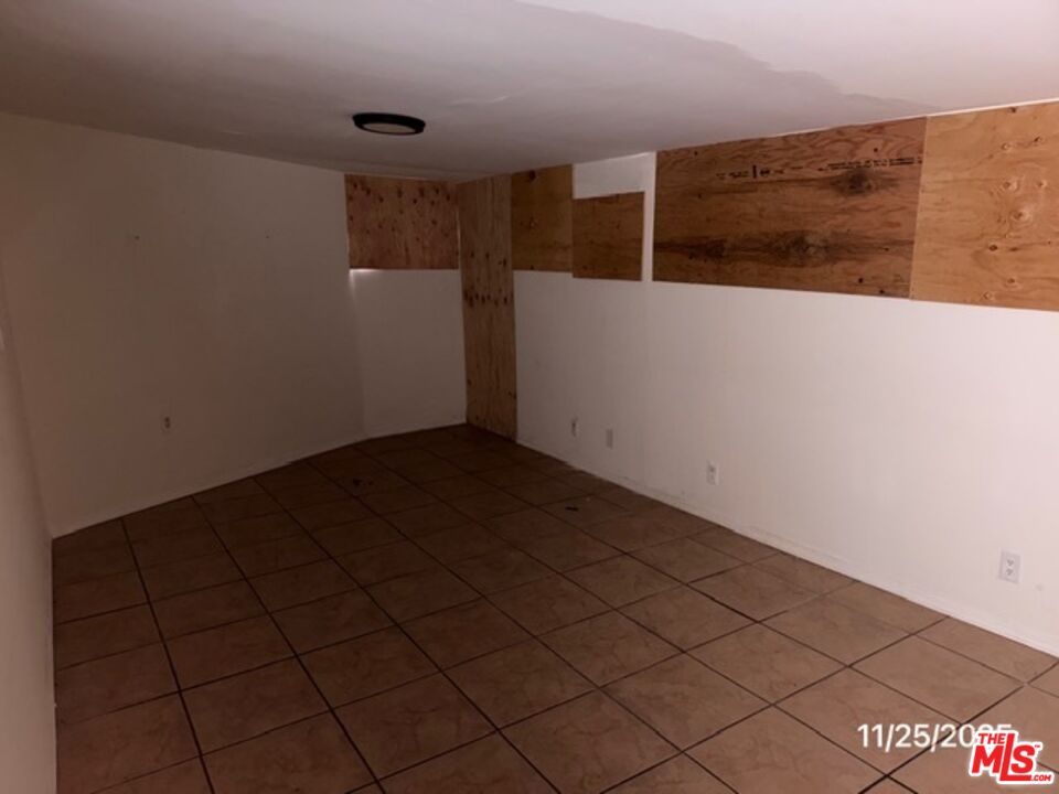 1740 South Rimpau Boulevard Los Angeles, CA 90019 - Photo 12 of 18 a view of an empty room