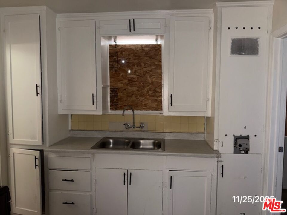 1740 South Rimpau Boulevard Los Angeles, CA 90019 - Photo 17 of 18 a bathroom with a sink and a mirror
