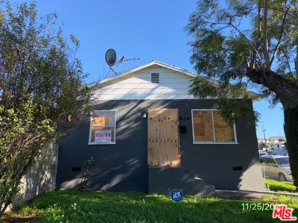 1740 South Rimpau Boulevard Los Angeles, CA 90019 - Photo 4 of 18 a front view of a house with garden