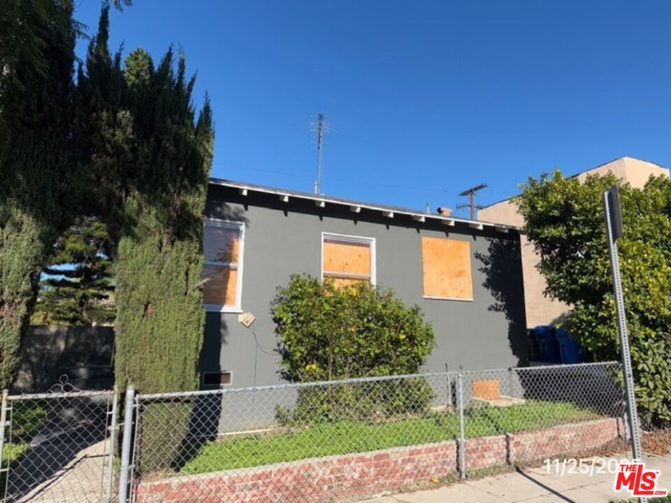 1740 South Rimpau Boulevard Los Angeles, CA 90019 - Photo 5 of 18 a front view of a house with garden