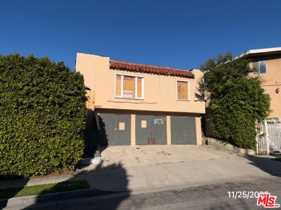 1740 South Rimpau Boulevard Los Angeles, CA 90019 - Photo 7 of 18 a front view of a house with a yard
