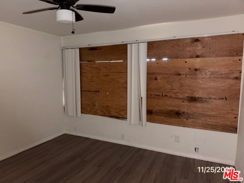 1740 South Rimpau Boulevard Los Angeles, CA 90019 - Photo 10 of 18 en empty room with window