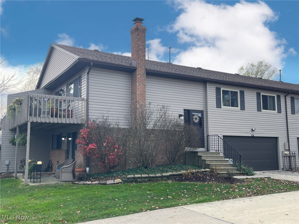 View of front facade with a front yard and a garage
