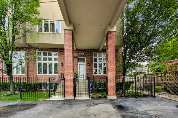 $3,400 | 4915 West Gunnison Street, Unit D, Chicago, IL 60630