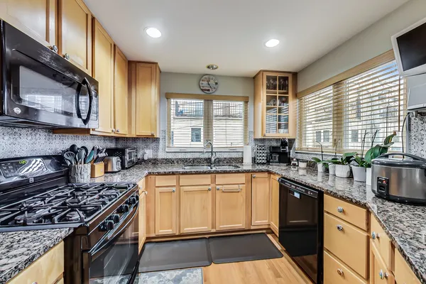 $3,400 | 4915 West Gunnison Street, Unit D, Chicago, IL 60630