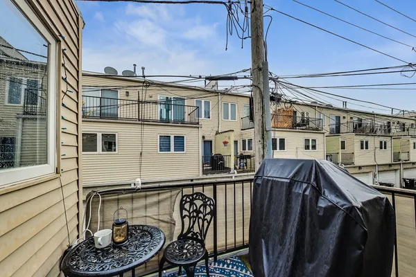 $3,400 | 4915 West Gunnison Street, Unit D, Chicago, IL 60630