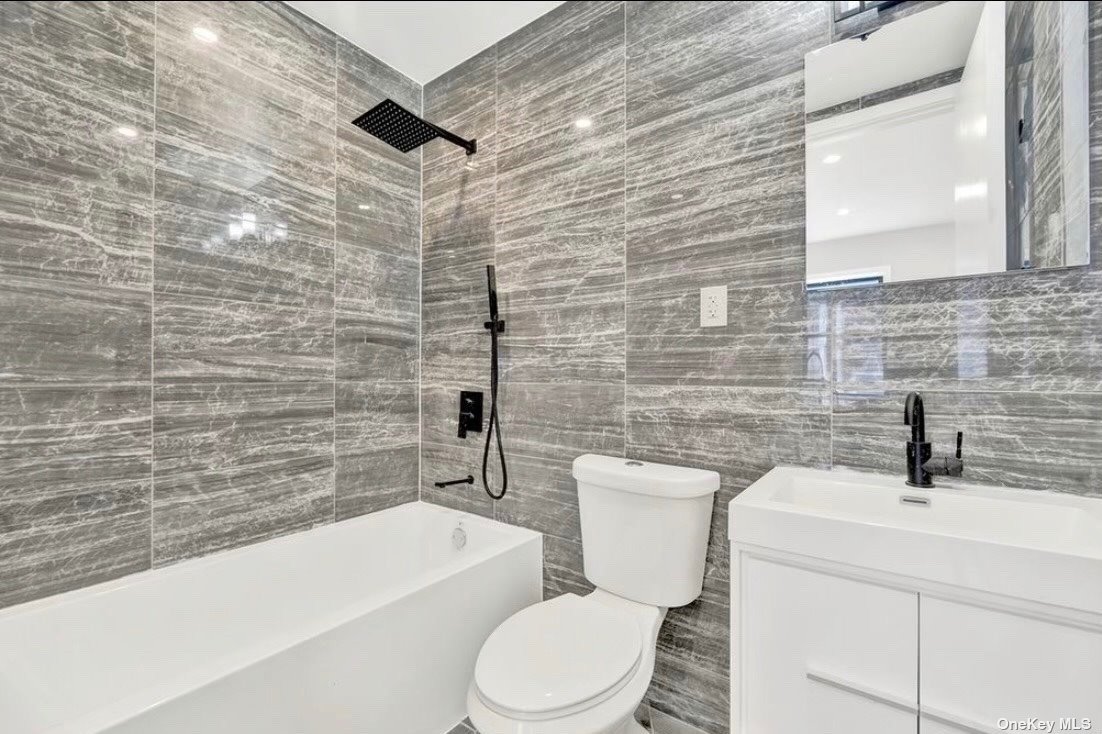 627 Vermont Street, Unit 2 Brooklyn, NY 11207 - Photo 7 of 9 Bathroom 2