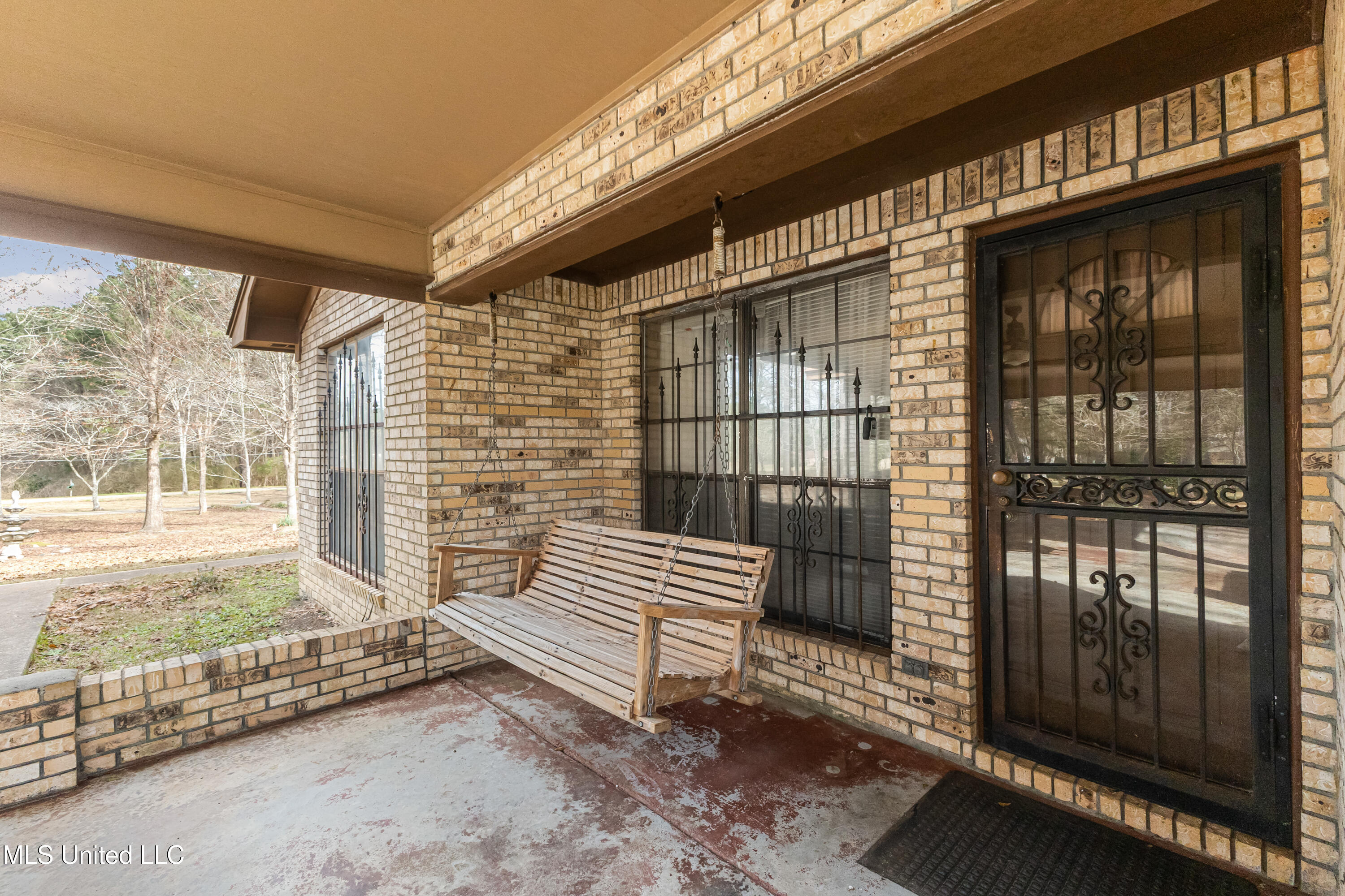 260 Crepe Myrtle Lane Laurel, MS 39443 - Photo 5 of 54 260_Crepe_Myrtle_Ln-5