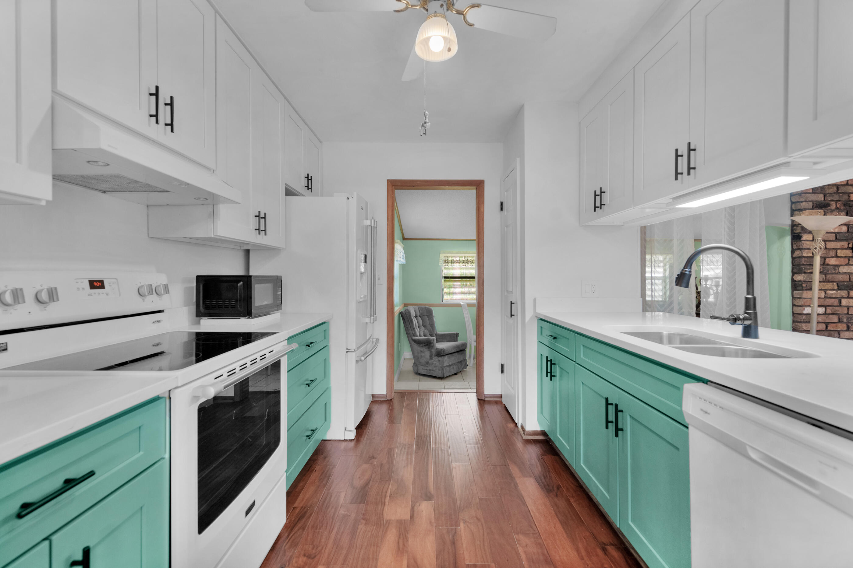 371 Echo Circle Fort Walton Beach, FL 32548 - Photo 8 of 36 a kitchen with sink a stove and cabinets