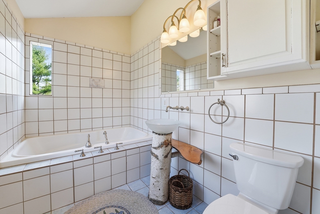 110 Turkey Hill Road Northampton, MA 01062 - Photo 20 of 42 a bathroom with a sink mirror toilet and bathtub