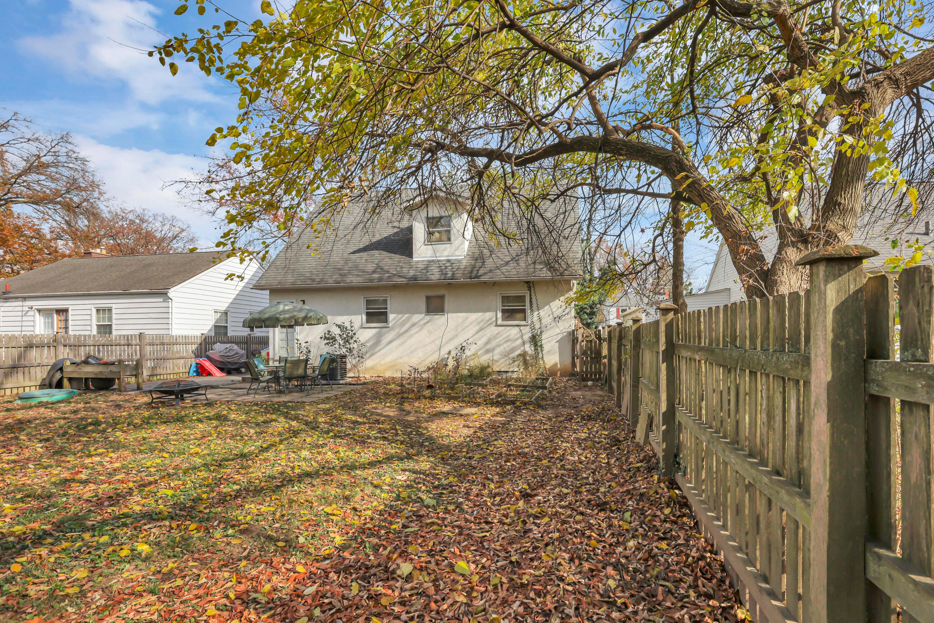 153 Edgevale Road Columbus, OH 43209 - Photo 10 of 39 Fenced and full of good vibes