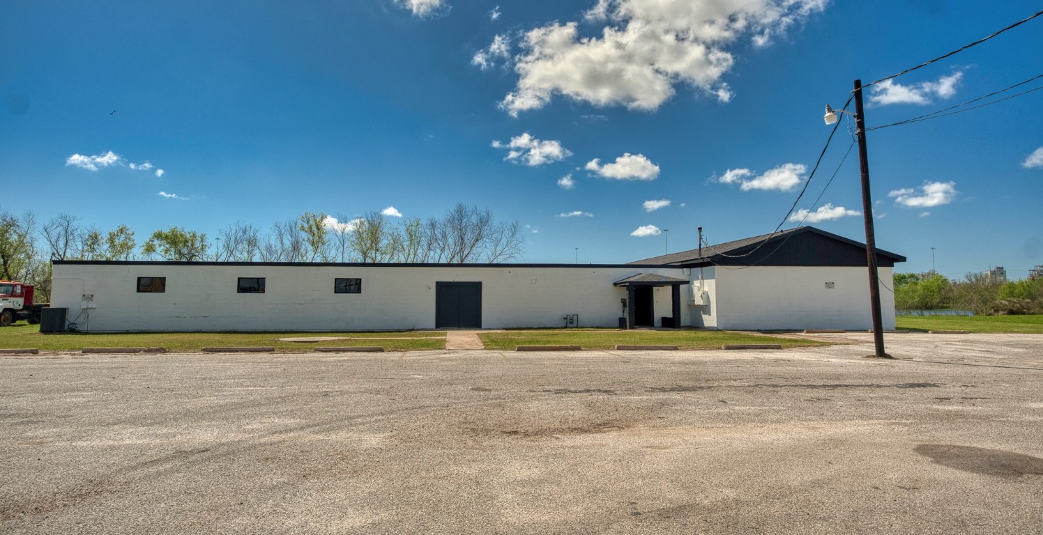 238 Johnson Cook Road Clute, TX 77531 - Photo 3 of 40