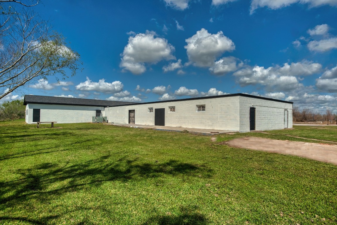 238 Johnson Cook Road Clute, TX 77531 - Photo 7 of 40