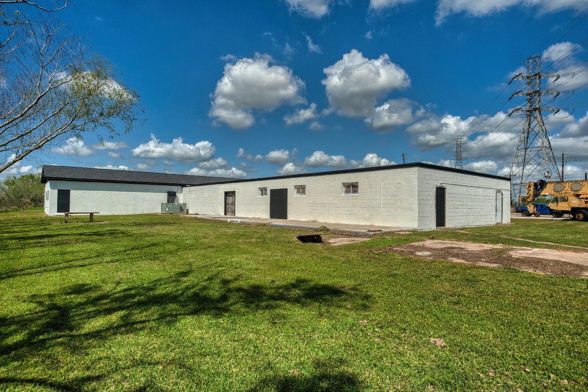 238 Johnson Cook Road Clute, TX 77531 - Photo 8 of 40 a front view of house with yard