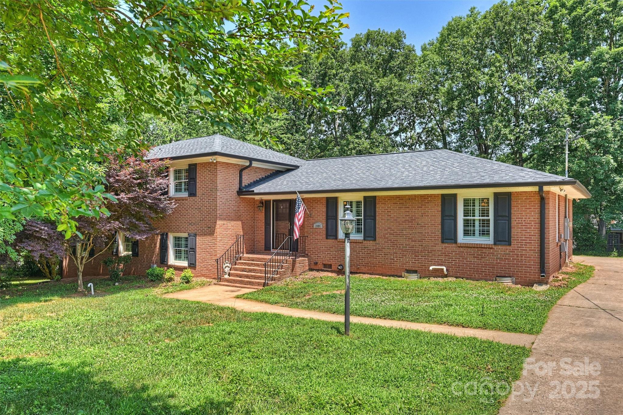 1008 Dumbarton Road Gastonia, NC 28054 - Photo 2 of 40 a front view of a house with a yard and garage