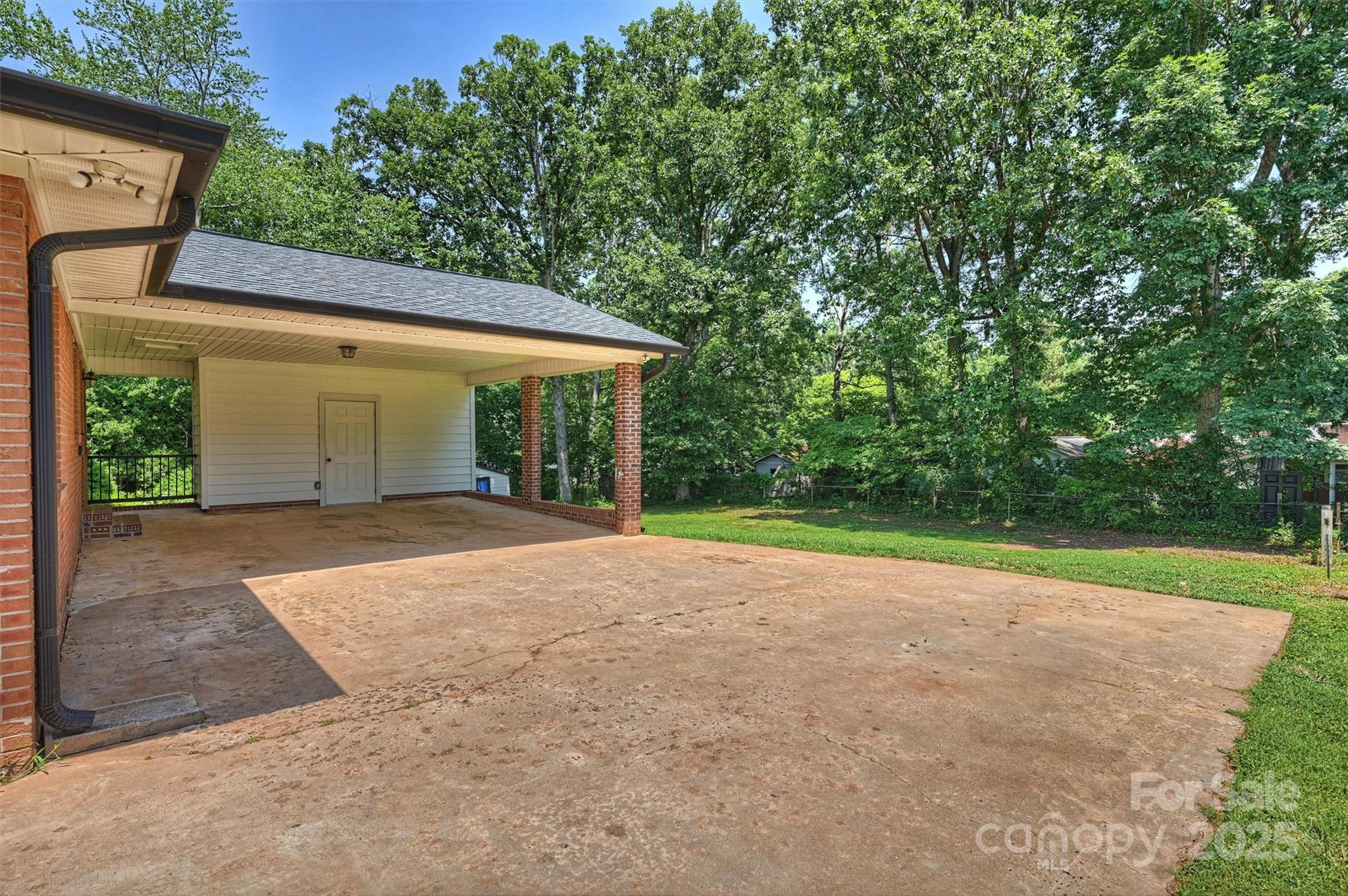 1008 Dumbarton Road Gastonia, NC 28054 - Photo 37 of 40 a view of a house with backyard and a garden