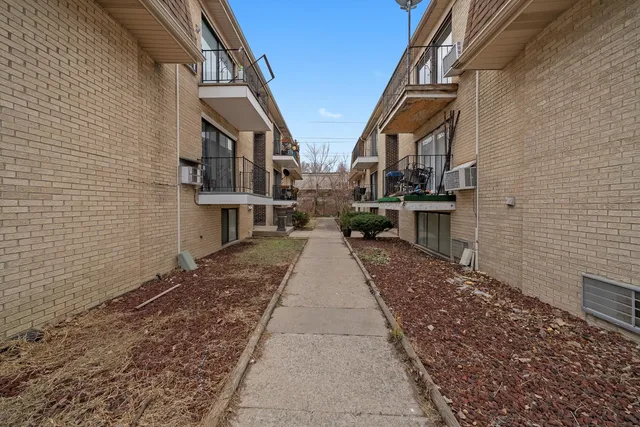 $1,650 | 3241 50th Court, Unit 102, Cicero, IL 60804