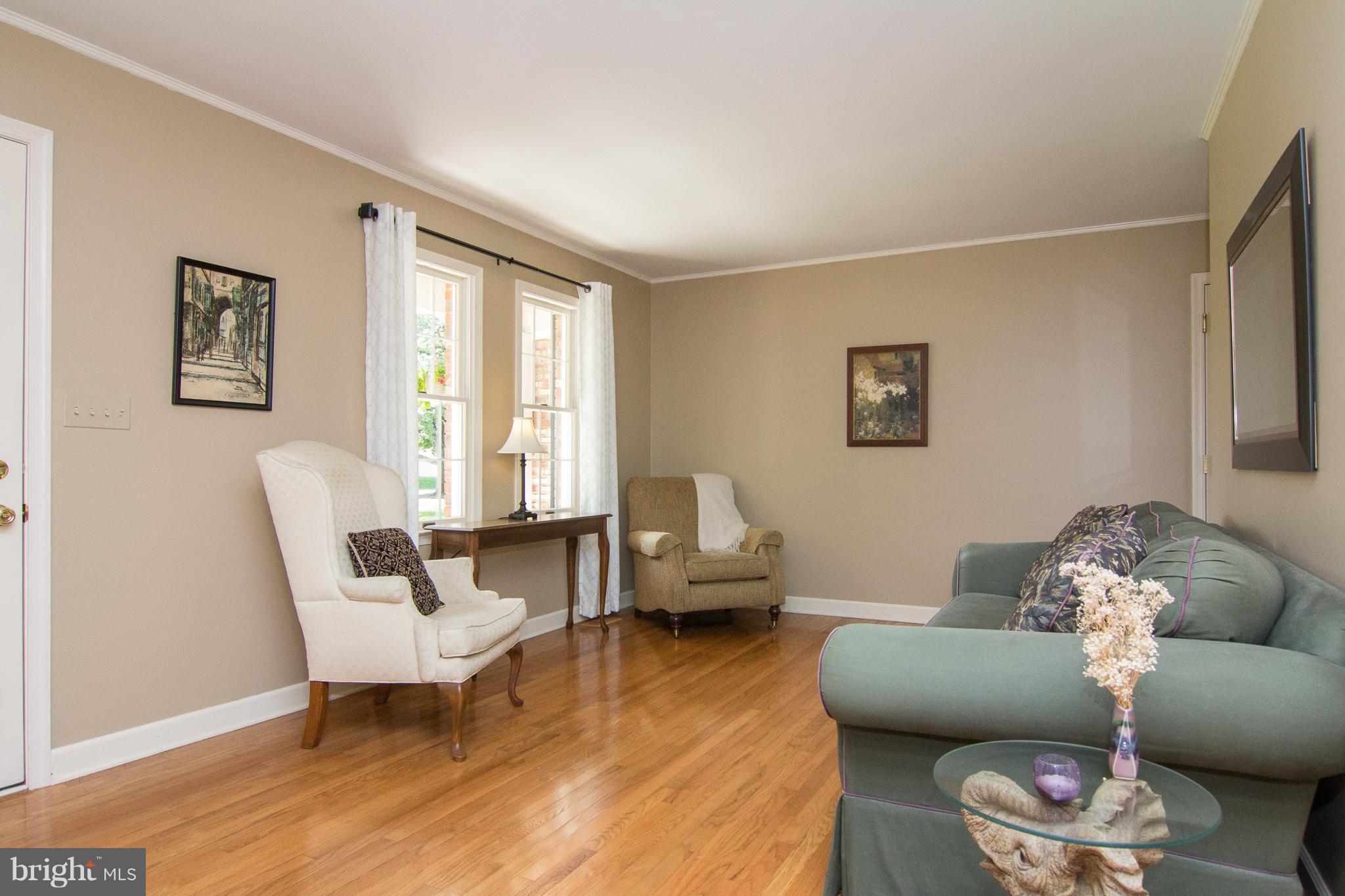 926 Gahle Road Westminster, MD 21157 - Photo 9 of 25 Living Room