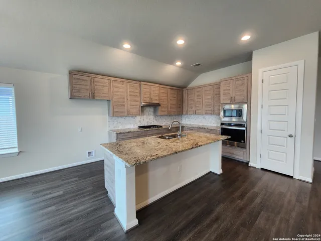 $2,595 | 2209 Hoja Avenue, New Braunfels, TX 78132