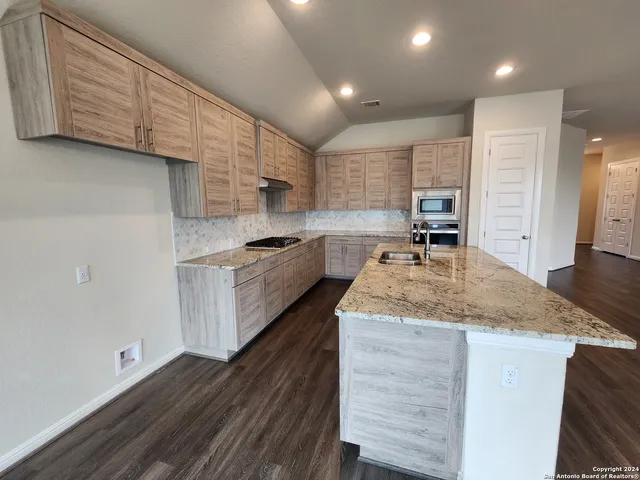 $2,595 | 2209 Hoja Avenue, New Braunfels, TX 78132