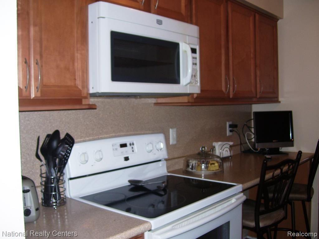 19603 West 12 Mile Road, Unit 102 Southfield, MI 48076 - Photo 13 of 25 Kitchen.jpg