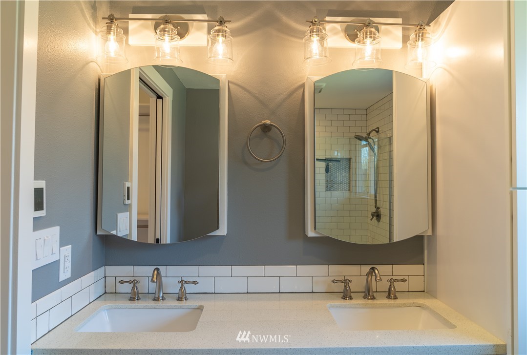 407 216th Street Southwest Bothell, WA 98021 - Photo 12 of 18 a bathroom with mirror and bathtub