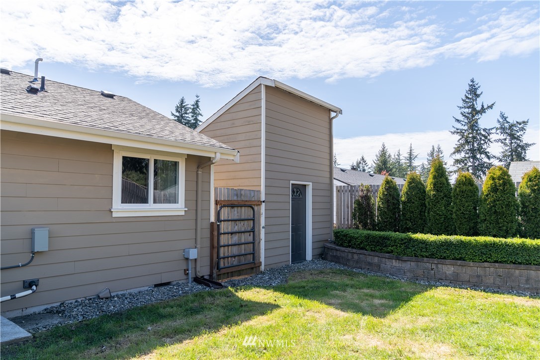 407 216th Street Southwest Bothell, WA 98021 - Photo 17 of 18 a view of a house with backyard and garden