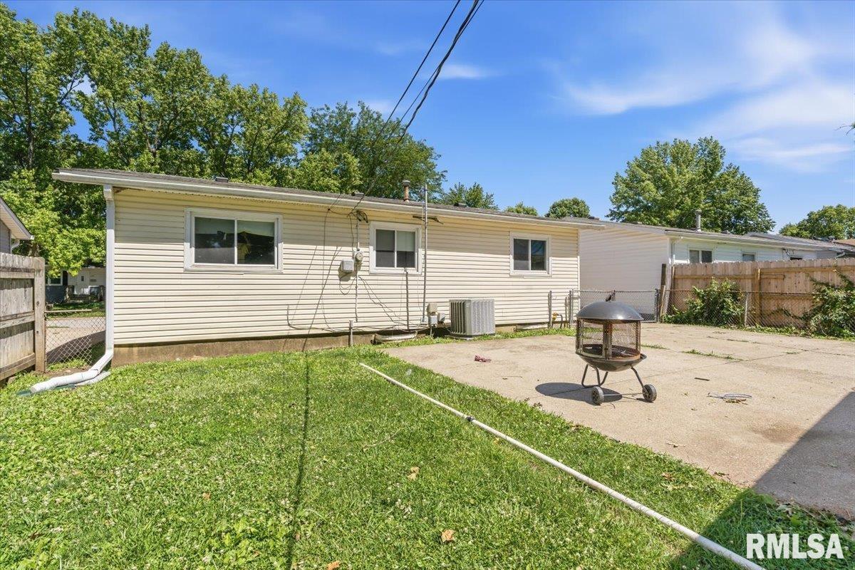 1757 Fairmont Drive Springfield, IL 62702 - Photo 20 of 24