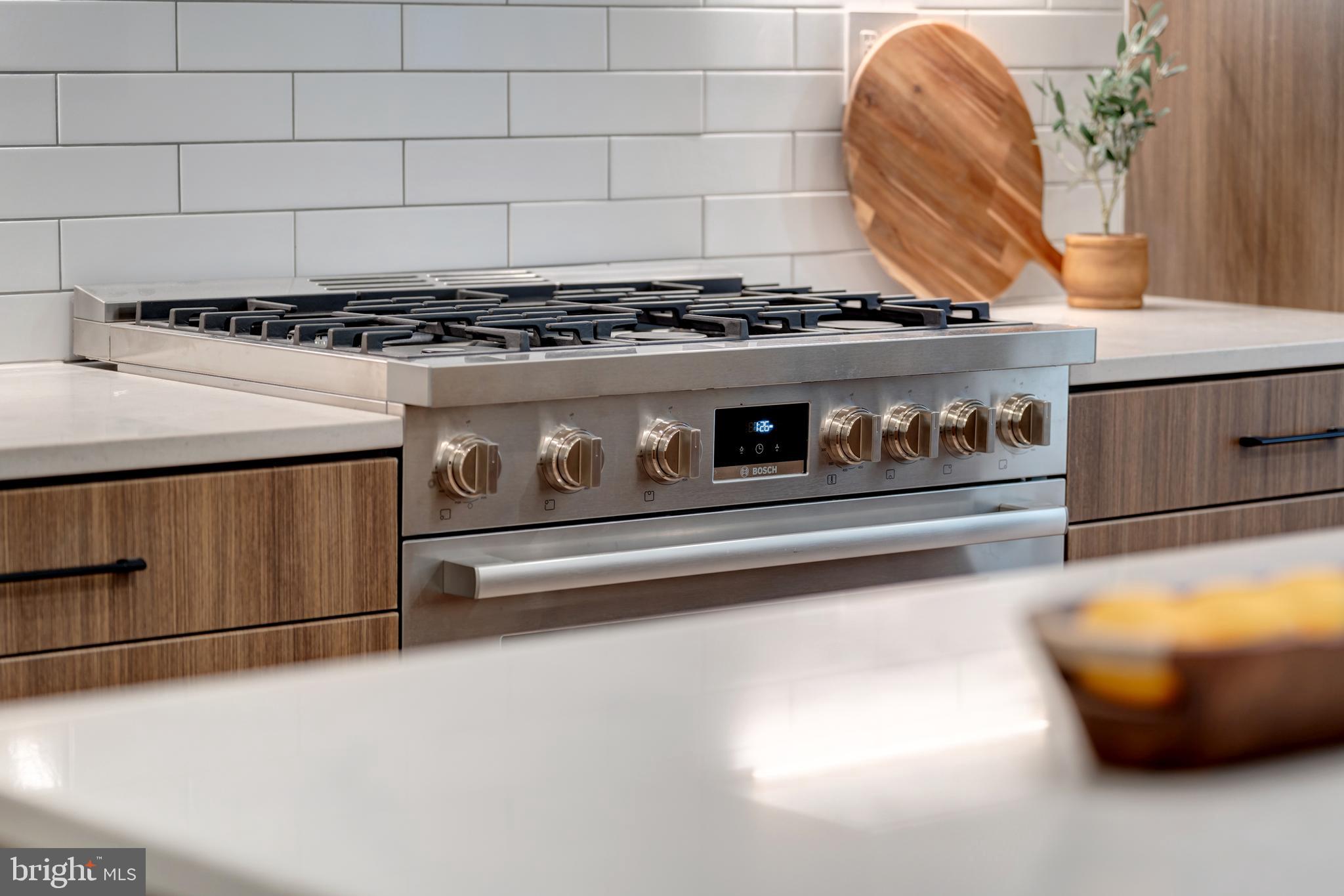 440 R Street Northwest, Unit 103 Washington, DC 20001 - Photo 3 of 22 Luxe 6-burner, Bosch gas range