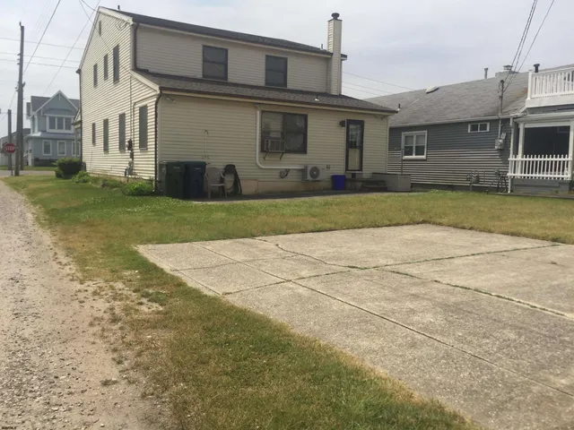 a view of a yard in front of a building
