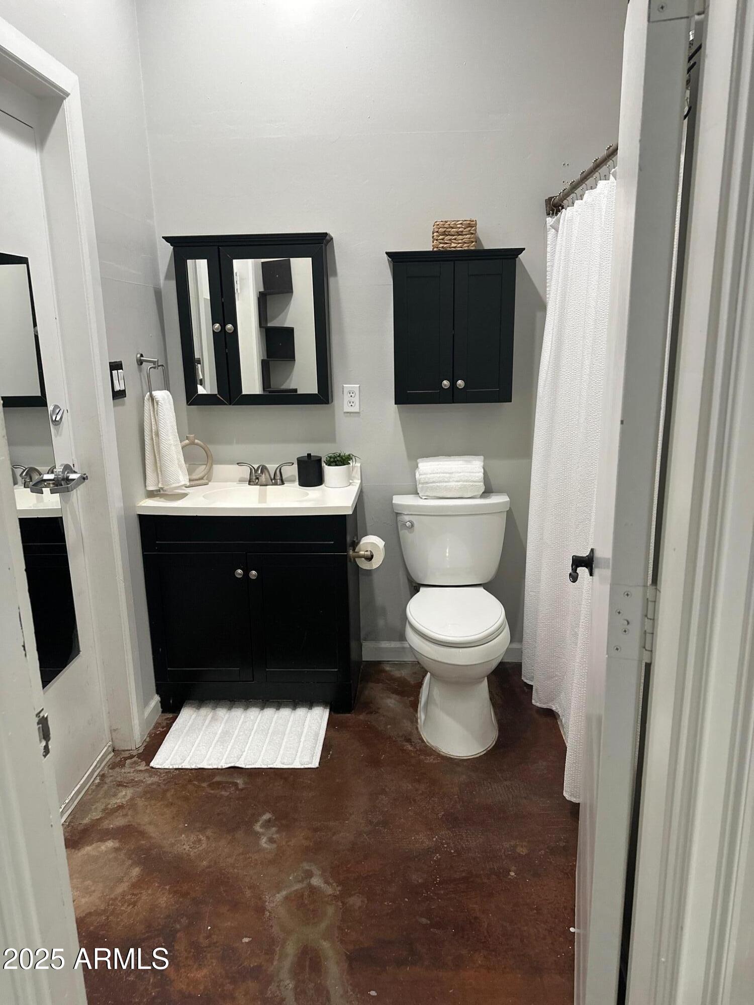 2266 East Willis Road, Unit CASITA Gilbert, AZ 85297 - Photo 6 of 12 a bathroom with a sink toilet and mirror