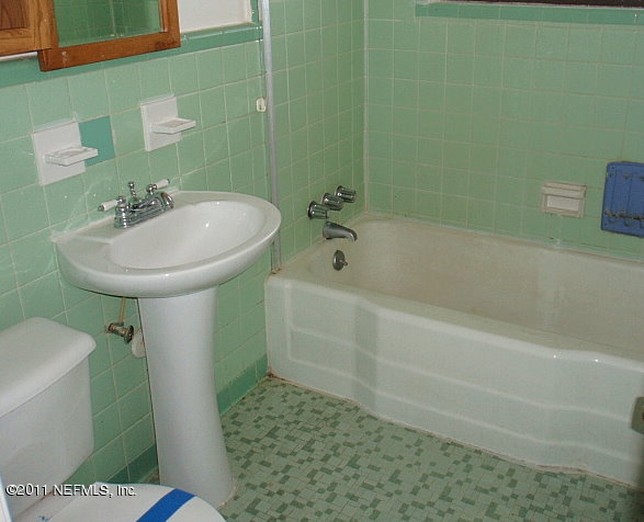 508 Baisden Road Jacksonville, FL 32218 - Photo 10 of 12 GUEST BATH