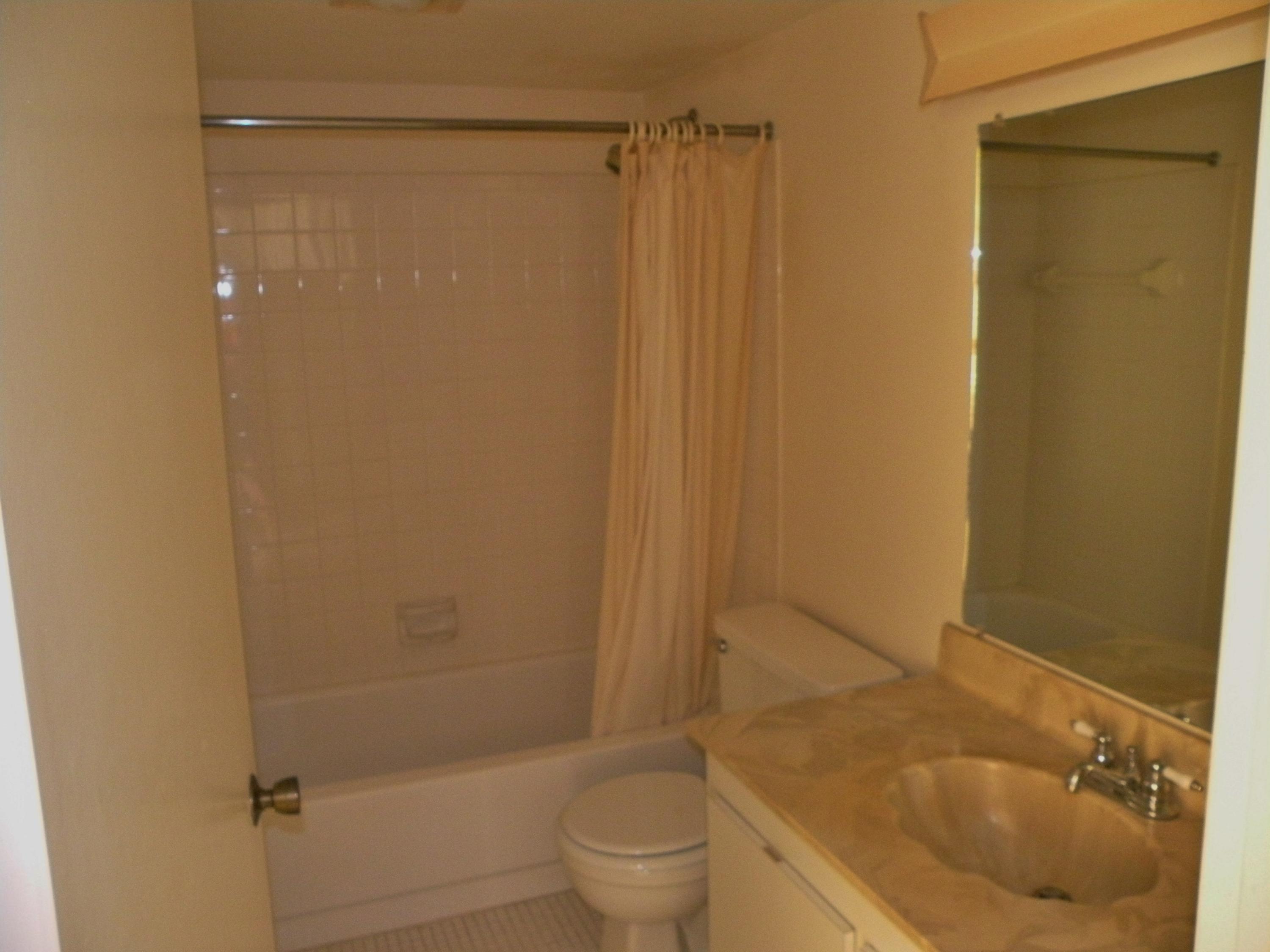 1950 Southwest Palm City Road, Unit 10101 Stuart, FL 34994 - Photo 8 of 16 GUEST BATH/TUB/SHOWER