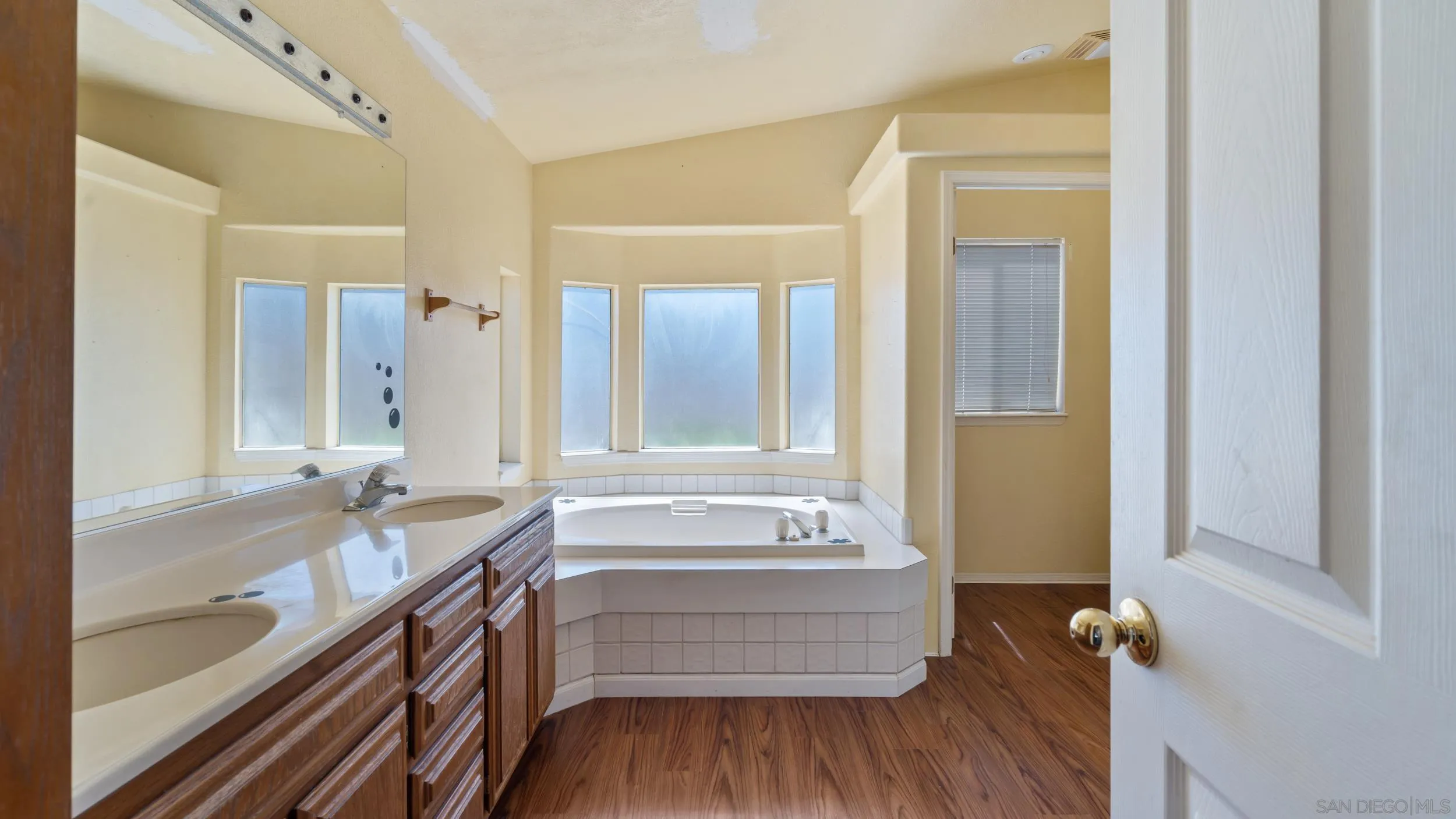 2075 Boulder Oaks Road Potrero, CA 91963 - Photo 21 of 41 a bathroom with a tub a double vanity sink and mirror