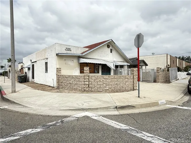 a house view with a outdoor space