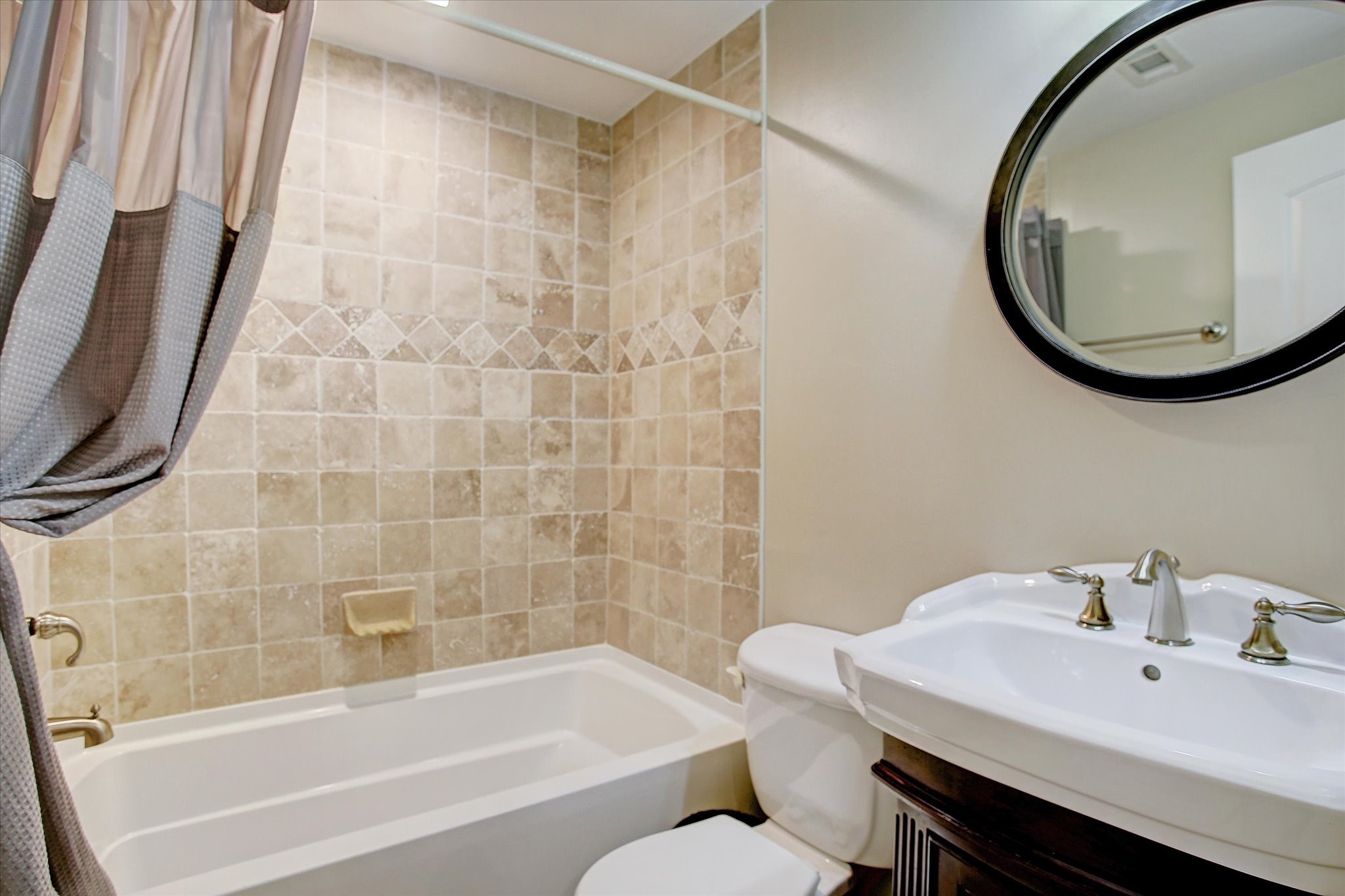 2003 Chilton Road Houston, TX 77019 - Photo 16 of 17 The 4th bedroom is downstairs off of the kitchen. It features an en-suite bath with a tub/shower combo and a single vanity. This bedroom works well for a nanny, aging parent or older child since it is on the first floor and away from the other bedroom. Or ... if you have lots of storage boxes, no need for a storage unit. First floor air conditioned storage space right here!