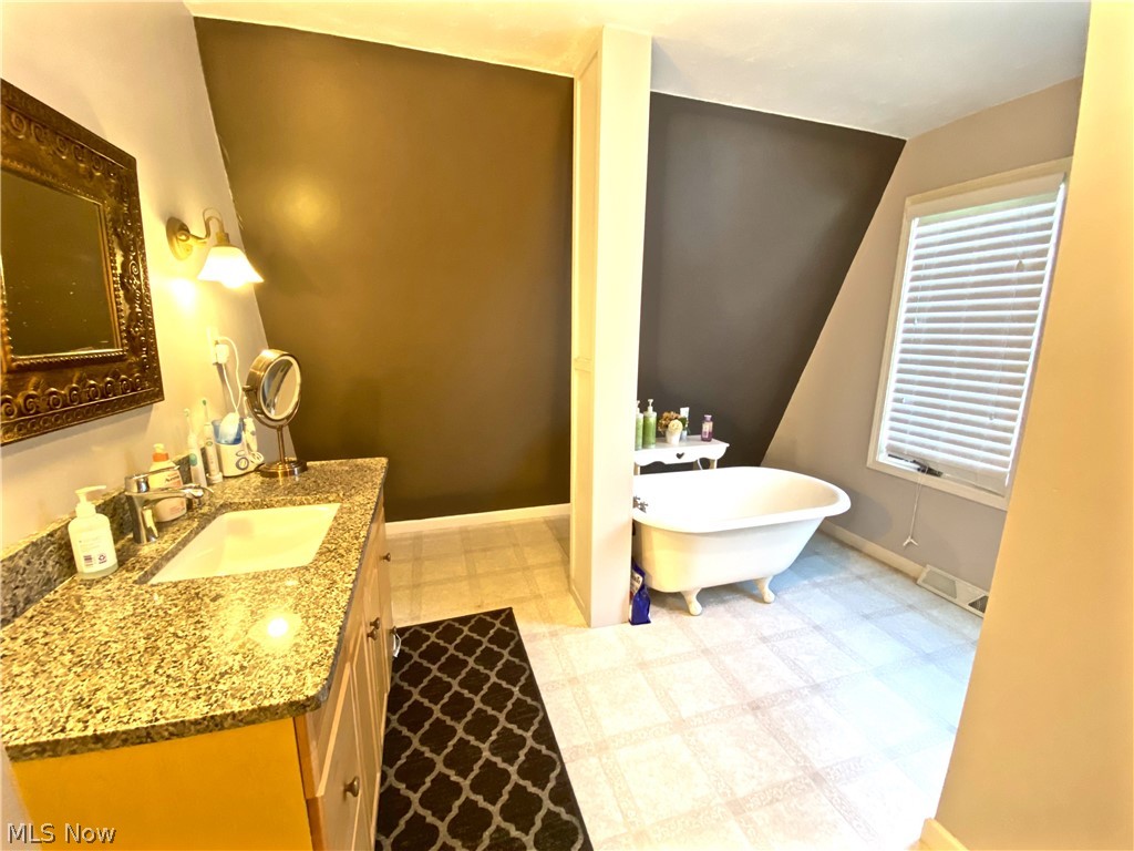 1690 Stillwagon Road Niles, OH 44446 - Photo 13 of 27 spacious on suite master bath with claw foot tub for relaxing